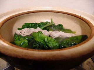 大地を守る会のほうれん草と豚肉スライスで常夜鍋調理中